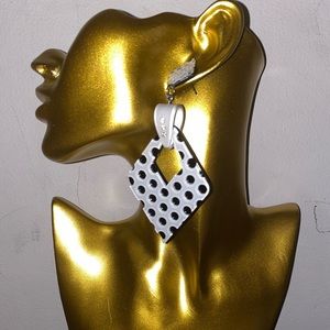 ᖴᗩᔕᕼIOᑎ ᗴᗩᖇᖇIᑎᘜᔕ